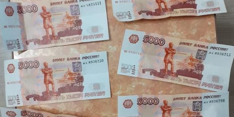 Бумага стерпит? Силовики задержали расплачивающегося нарисованными «пятерками» жителя Златоуста