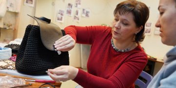 Творчество связало. Мастерица из Златоуста нашла в сумках клубок идей