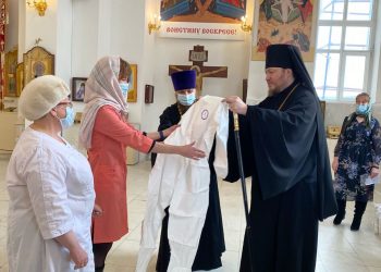 Поддержка важна. Златоустовская епархия передала гуманитарную помощь местным ковид-отделениям