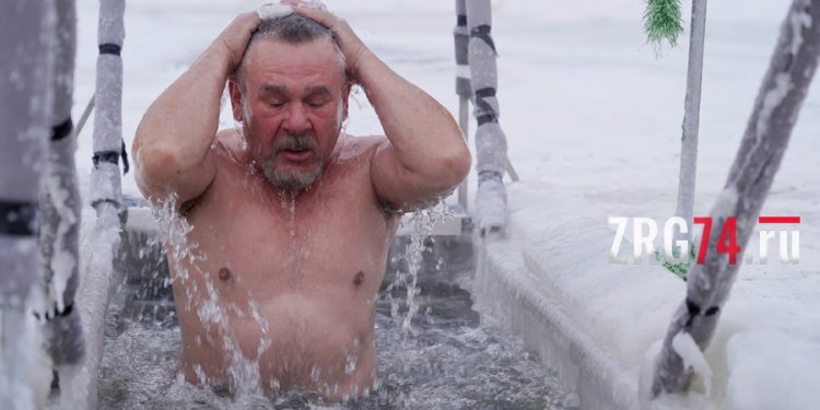 «Пусть утечёт всё плохое». Златоуст встретил Крещение купаниями и дежурствами