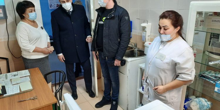 На здоровье землякам. Меценат передал поликлиникам Златоуста холодильники для хранения вакцины от ковида