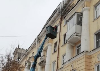 Переходный период. В Златоусте усилили работу по уборке дорог и очистке крыш