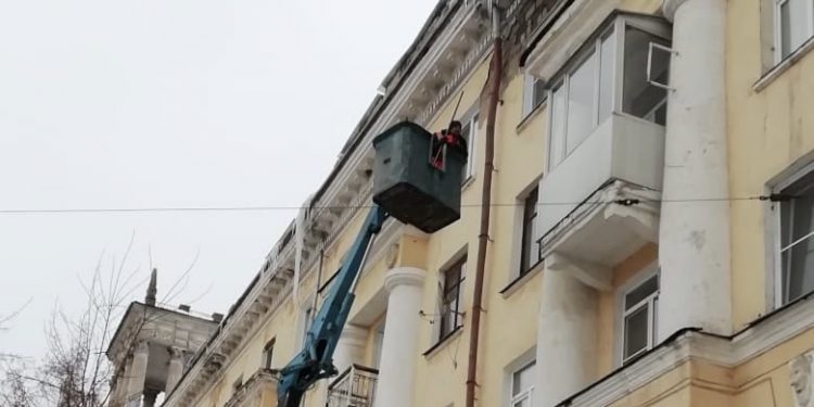 Переходный период. В Златоусте усилили работу по уборке дорог и очистке крыш