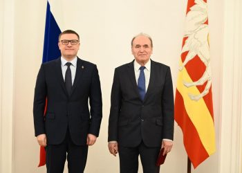 С губернатором обсудят планы. Уроженец Златоуста получил знак Почетного гражданина области от Алексея Текслера