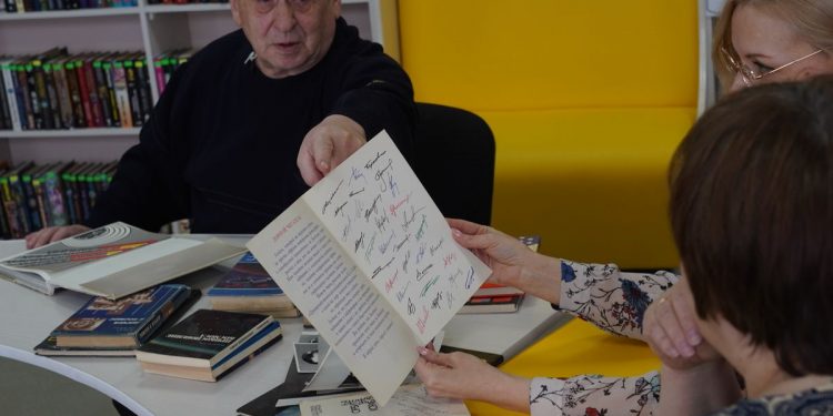 С автографами и в дар. Именитый земляк преподнес библиотеке Златоуста «космическую» книжную подборку