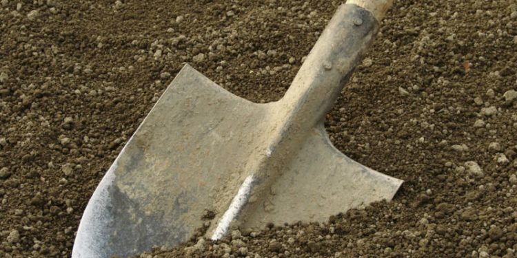Тяжелая артиллерия. Житель поселка под Златоустом нашел на огороде снаряд