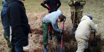 Память сильнее времени. Во время раскопок под Псковом юные златоустовцы нашли останки четырех бойцов