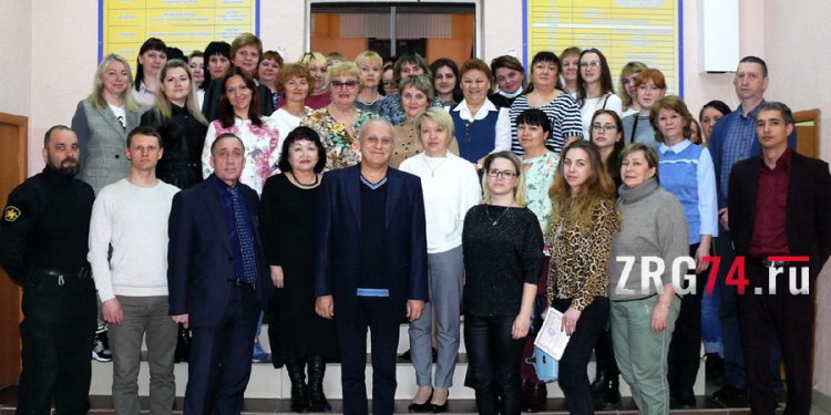 С заботой об учениках и педагогах. В Златоусте вспомнили вклад помогавшего местной системе образования профессора