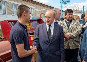 Пошли в рост. Златоустовец подарил юным аграриям набор сельхоз техники