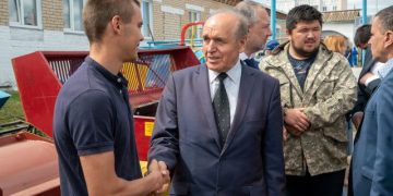 Пошли в рост. Златоустовец подарил юным аграриям набор сельхоз техники