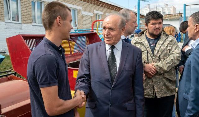 Пошли в рост. Златоустовец подарил юным аграриям набор сельхоз техники