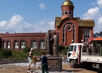 В кругу семьи. В центре Златоуста установили памятник Петру и Февронии