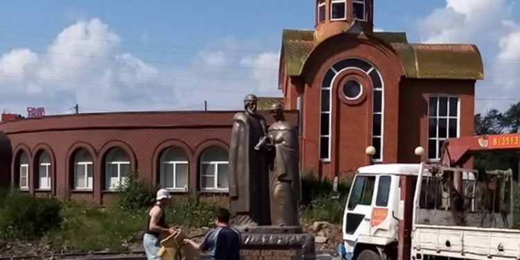 В кругу семьи. В центре Златоуста установили памятник Петру и Февронии