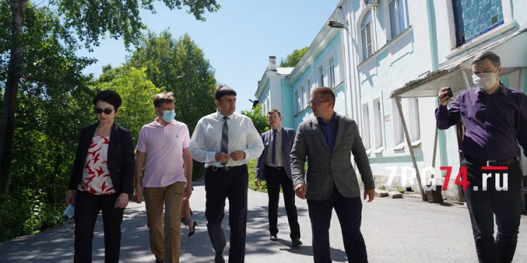 Пошли в рост. Златоустовец подарил юным аграриям набор сельхоз техники