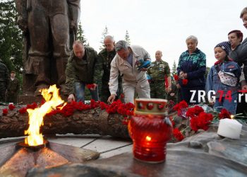 Мир — беречь. В Златоусте в День памяти и скорби жители зажгли свечи и возложили цветы к Вечному огню