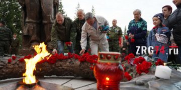 Мир — беречь. В Златоусте в День памяти и скорби жители зажгли свечи и возложили цветы к Вечному огню