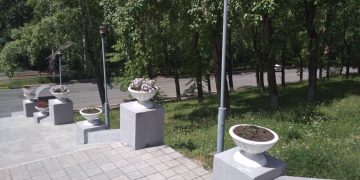 Себе подарок. Жительница Златоуста прихватила высаженные у ДК цветы