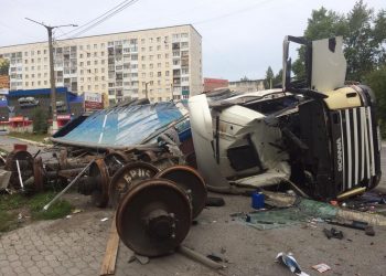 «Ехал из Оренбурга». В Златоусте специалисты рассказали о состоянии водителя перевернувшего грузовика