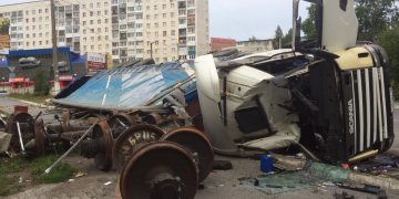 «Ехал из Оренбурга». В Златоусте специалисты рассказали о состоянии водителя перевернувшего грузовика