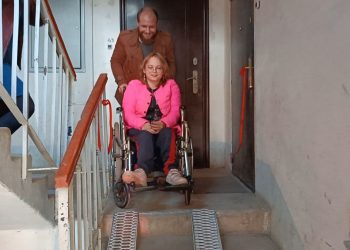 Пять ступеней к миру. В Златоусте активисты установили самодельный пандус девушке-инвалиду