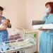 Девчонки и мальчишка. В роддоме Златоуста поздравили родивших в День города мам