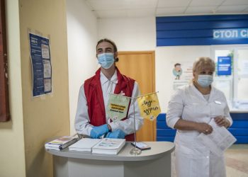 Девчонки и мальчишка. В роддоме Златоуста поздравили родивших в День города мам