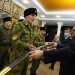«Шашку без нужды не вынимай, без чести не вкладывай». Златоустовским кадетам подарили оружие для фланкировки