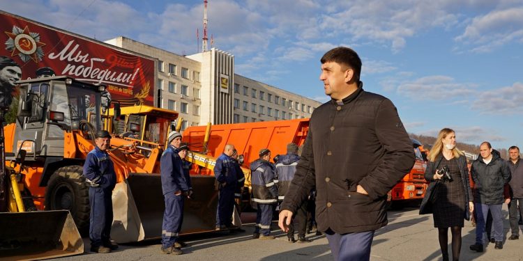 Изо всех лошадиных сил. В Златоусте смотр спецтехники продемонстрировал готовность округа к зиме