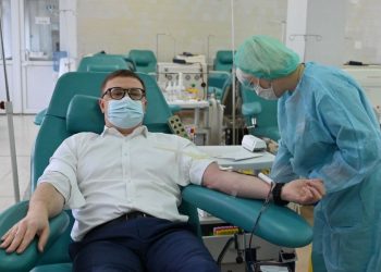 «Важно помогать людям». Глава региона стал донором антиковидной плазмы