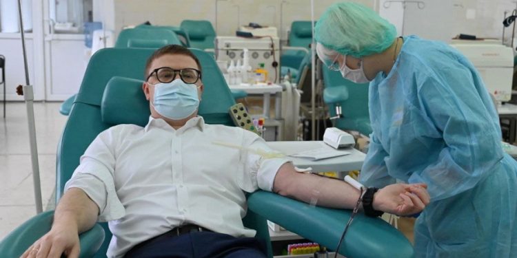 «Важно помогать людям». Глава региона стал донором антиковидной плазмы