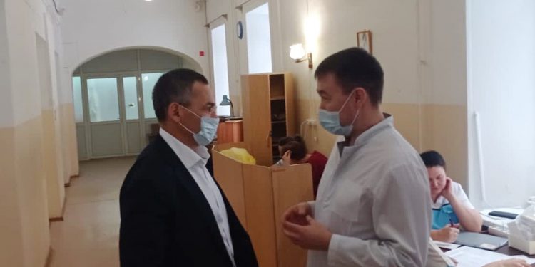 Снабдили кислородом. Ковидному госпиталю Златоуста презентовали аппарат ИВЛ