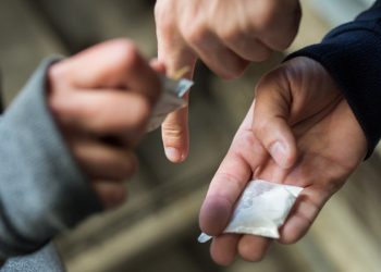 Учил плохому. Жителя Златоуста будут судить за склонение к употреблению наркотиков