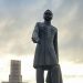10 метров ввысь. В Челябинске установили копию стоявшего ранее в Златоусте памятника царю