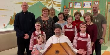 Затронул струны души. Музыкант-гусляр познакомил златоустовцев с народным творчеством