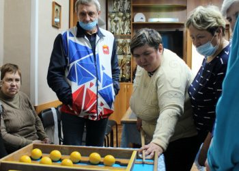 Страйк из игр. Златоустовцам с нарушением зрения презентовали настольные боулинг и кульбуто