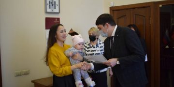 Добавили уюта. В Златоусте еще восьми молодым семьям вручили жилищные сертификаты