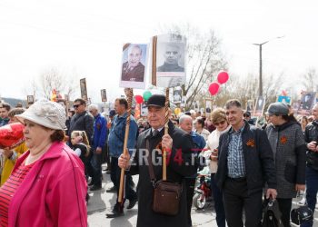 Великий май. В Златоусте несколько поколений жителей прошли в одном строю в честь 77-летия Победы