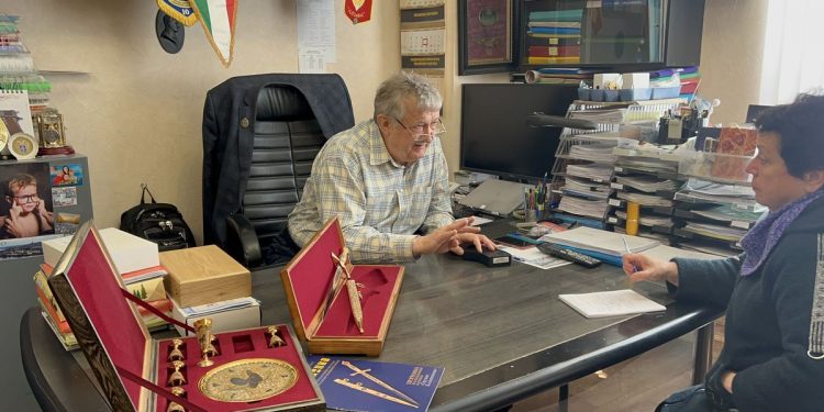 Он вычислил орбиту «Практики». Руководитель известной граверной мастерской поведал о традициях и перспективах