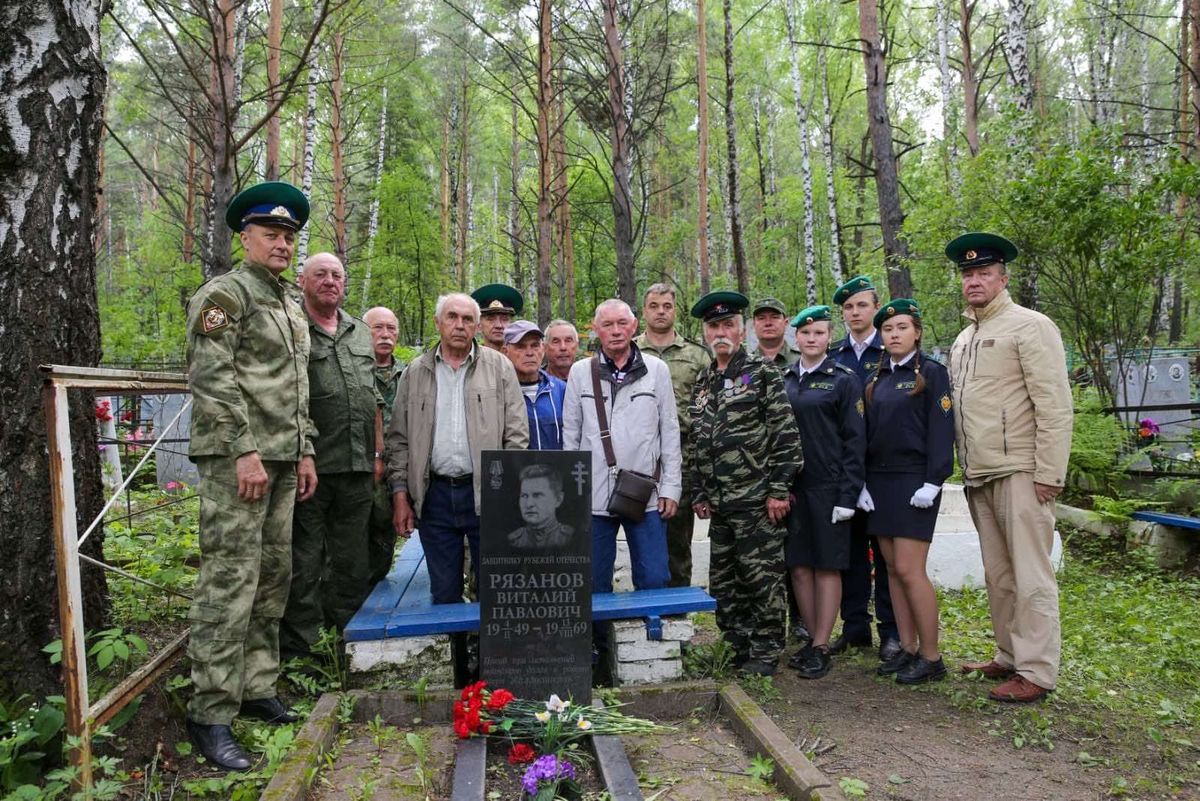 Со всеми почестями. В Златоусте возложили цветы к могиле героя-пограничника  Виталия Рязанова | Златоустовский рабочий | Новости Златоуста