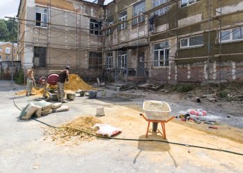 Перешли к практике. В Златоусте комиссия проверила ход восстановления мастерских школы № 8