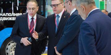 За опытом и контактами. Глава Южного Урала и мэр Златоуста приняли участие в промышленной выставке «Иннопром»
