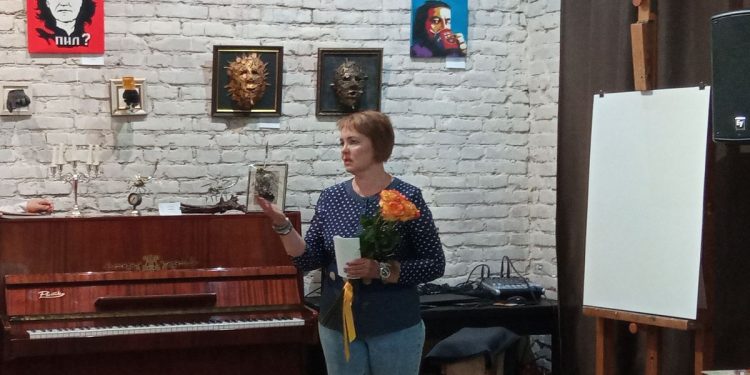 Есть демократичная пристань. В Златоусте презентовали выставку «Краски лета»