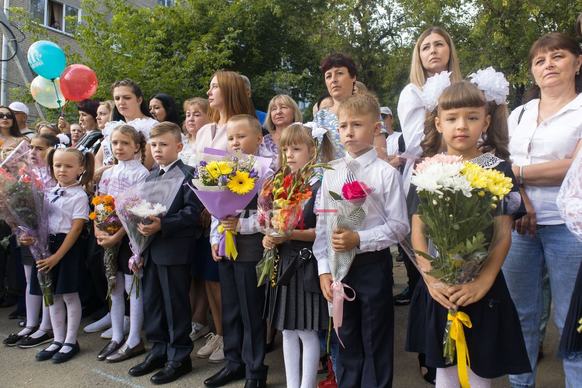 Звонок на урок. Сегодня в Златоусте более 17 тысяч школьников встретили  новый учебный год | Златоустовский рабочий | Новости Златоуста