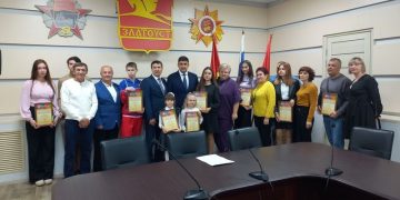 Засияли с успехом. В Златоусте одарённых детей отметили премиями Собрания округа