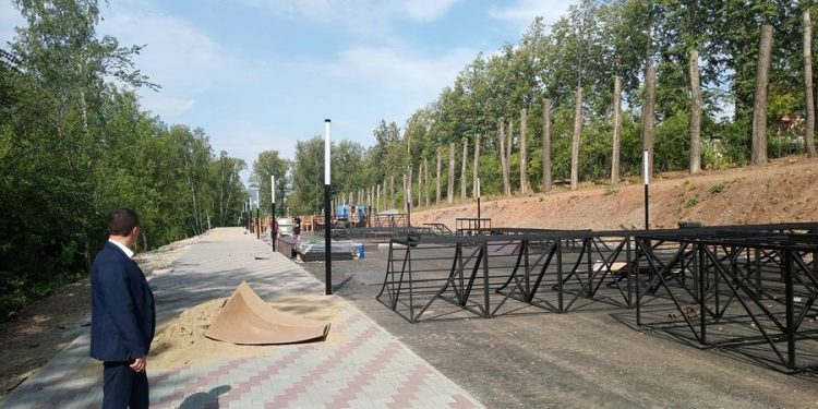 И скейты возьмут на прогулку. В Новом Златоусте продолжается восстановление парка ниже ДК «Победа»