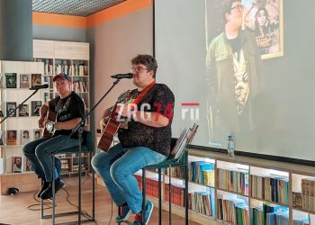 Стирая грани между сценой и залом. В Златоусте прошёл квартирник с именитым музыкантом из Челябинска