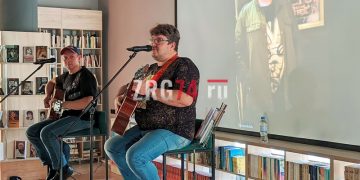Стирая грани между сценой и залом. В Златоусте прошёл квартирник с именитым музыкантом из Челябинска