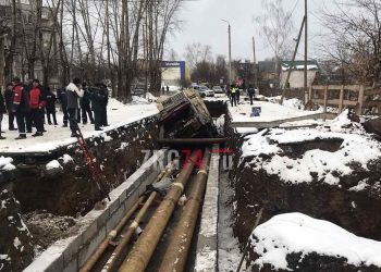 В Златоусте на спуске грузовик угодил в реконструируемую теплотрассу. Службы вызволяют погибших