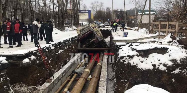 В Златоусте на спуске грузовик угодил в реконструируемую теплотрассу. Службы вызволяют погибших