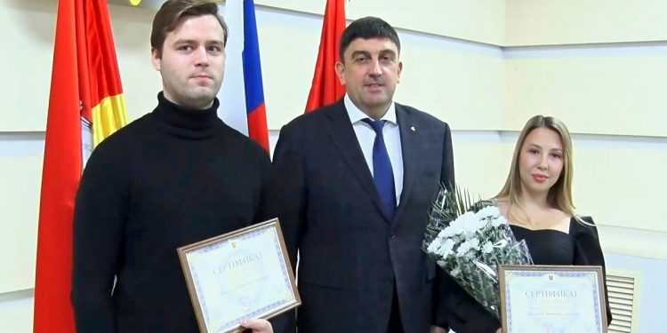 Нота доверия. В Златоусте «подъемные» впервые вручили преподавателям музыкальных школ